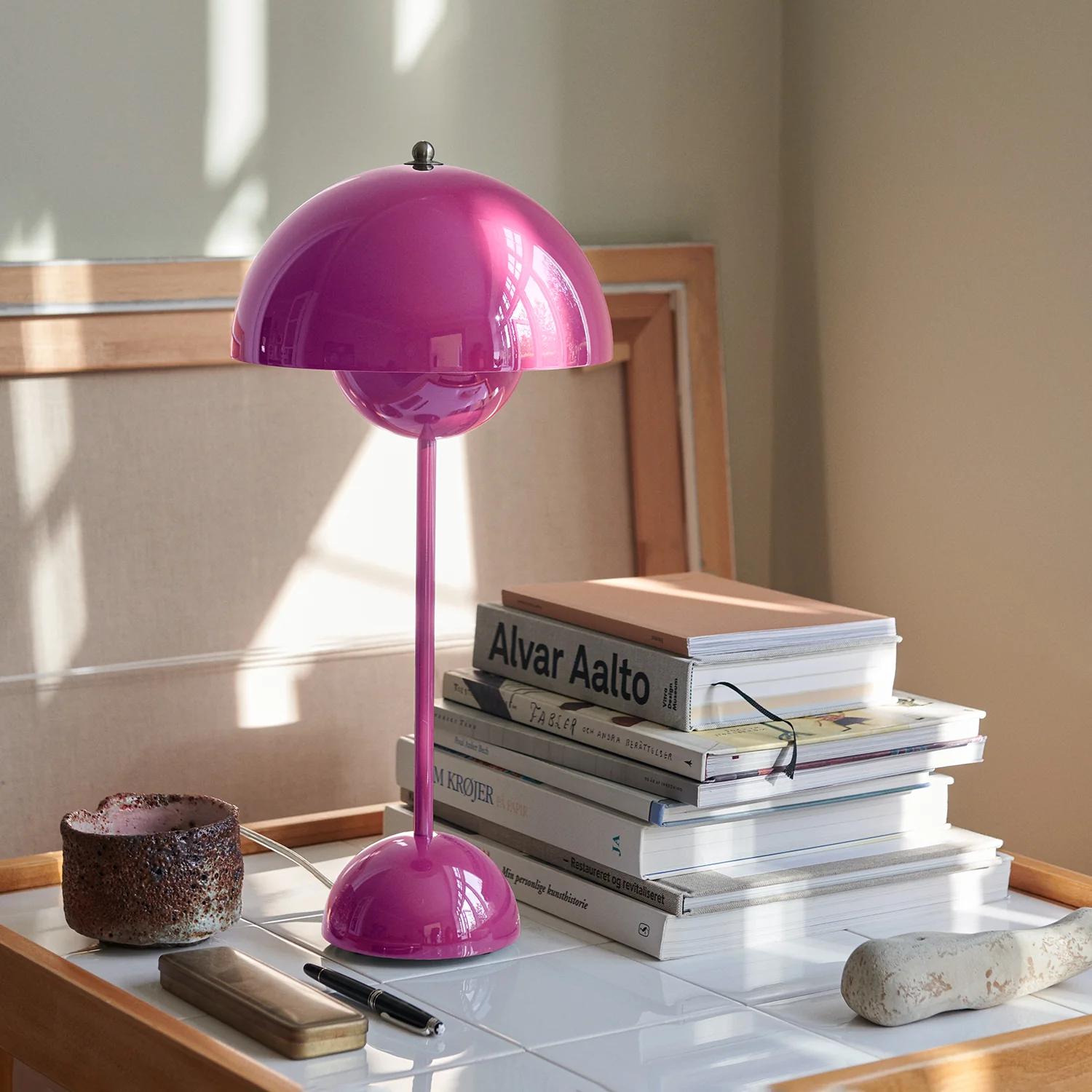 &tradition | flowerpot VP3 table lamp | tangy pink - Image 2