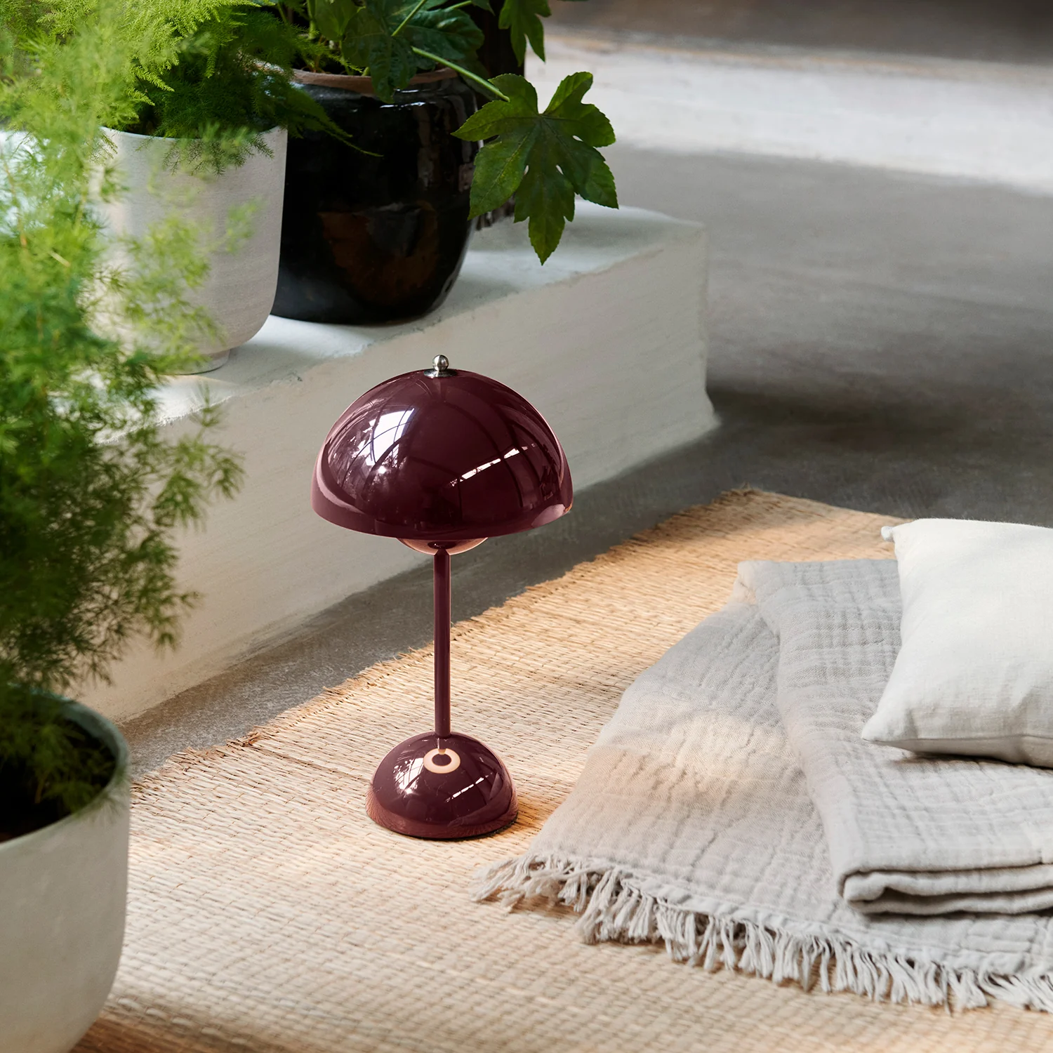&tradition | flowerpot VP9 portable lamp | dark plum - Image 4