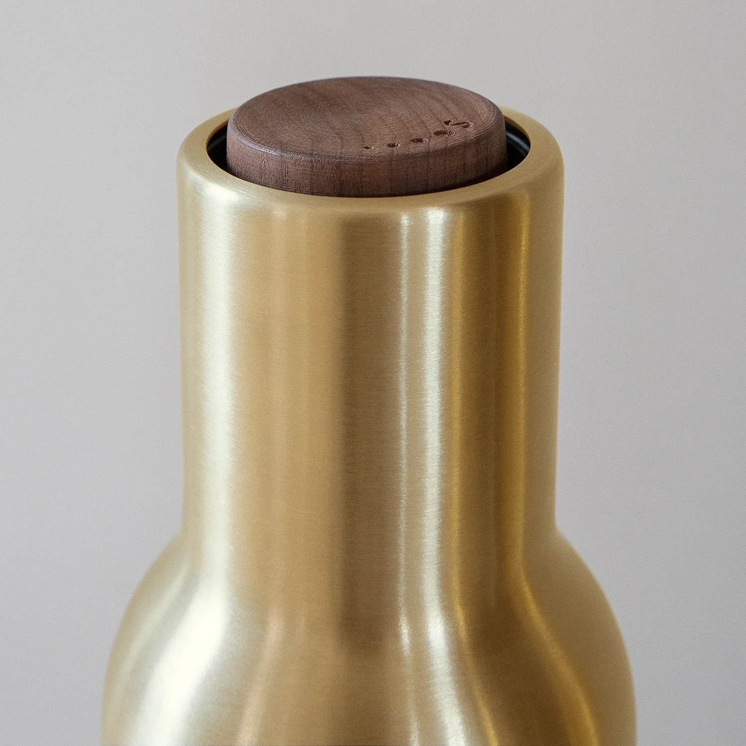 audo copenhagen (menu) | bottle grinder set | brushed brass + walnut lid - Image 4