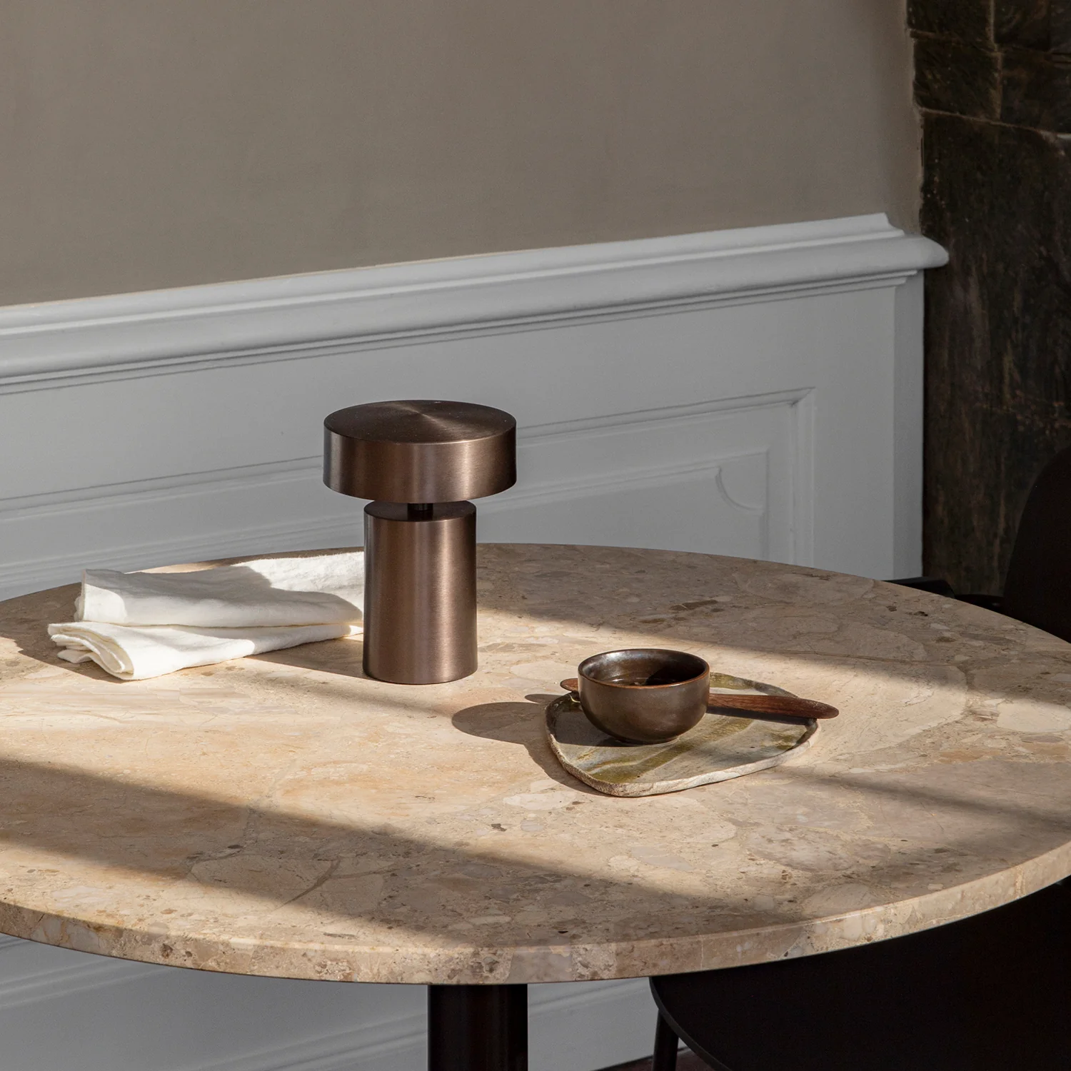 audo copenhagen (menu) | column table lamp | bronze v2 - Image 16