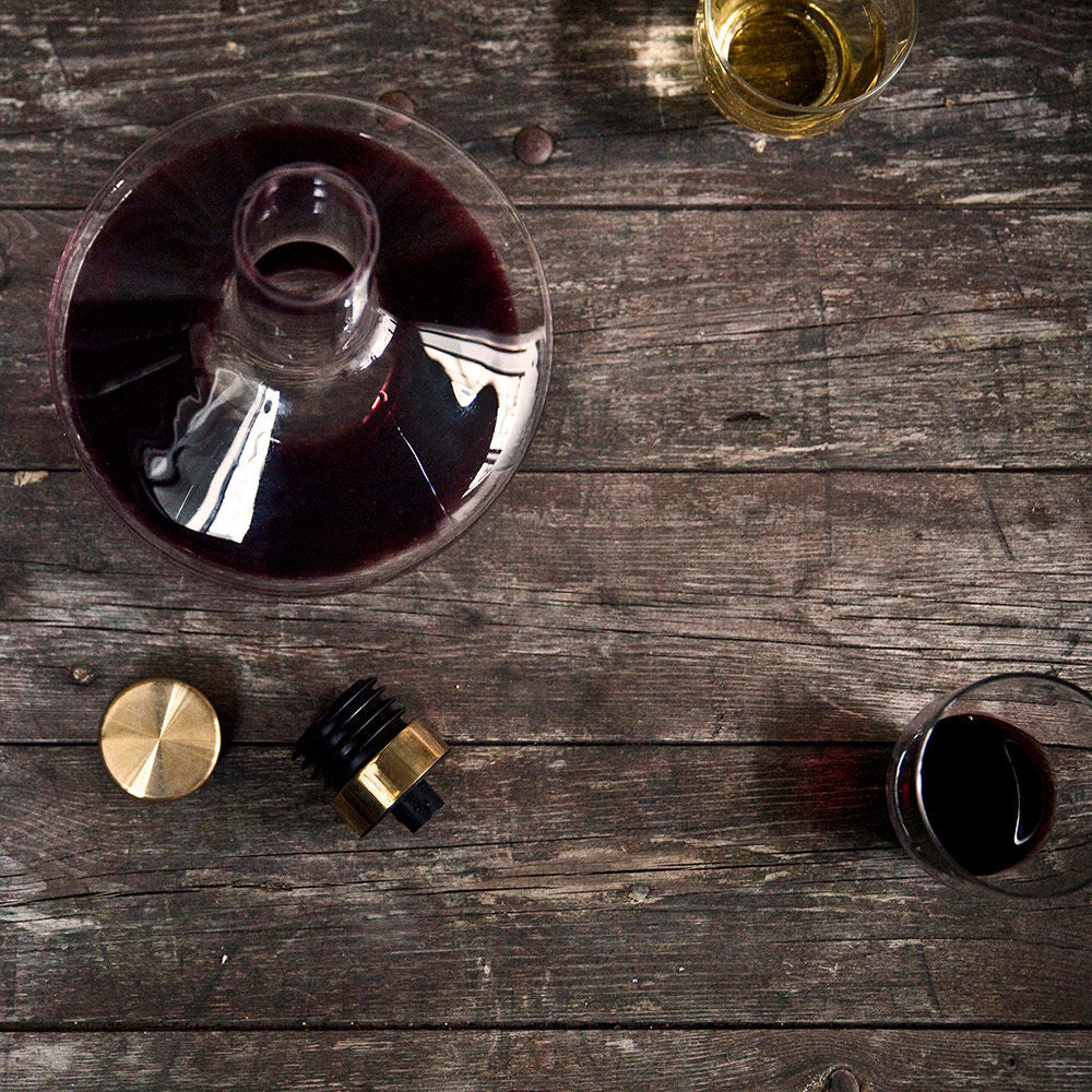 audo copenhagen (menu) | wine breather carafe deluxe | clear + brass - Image 12