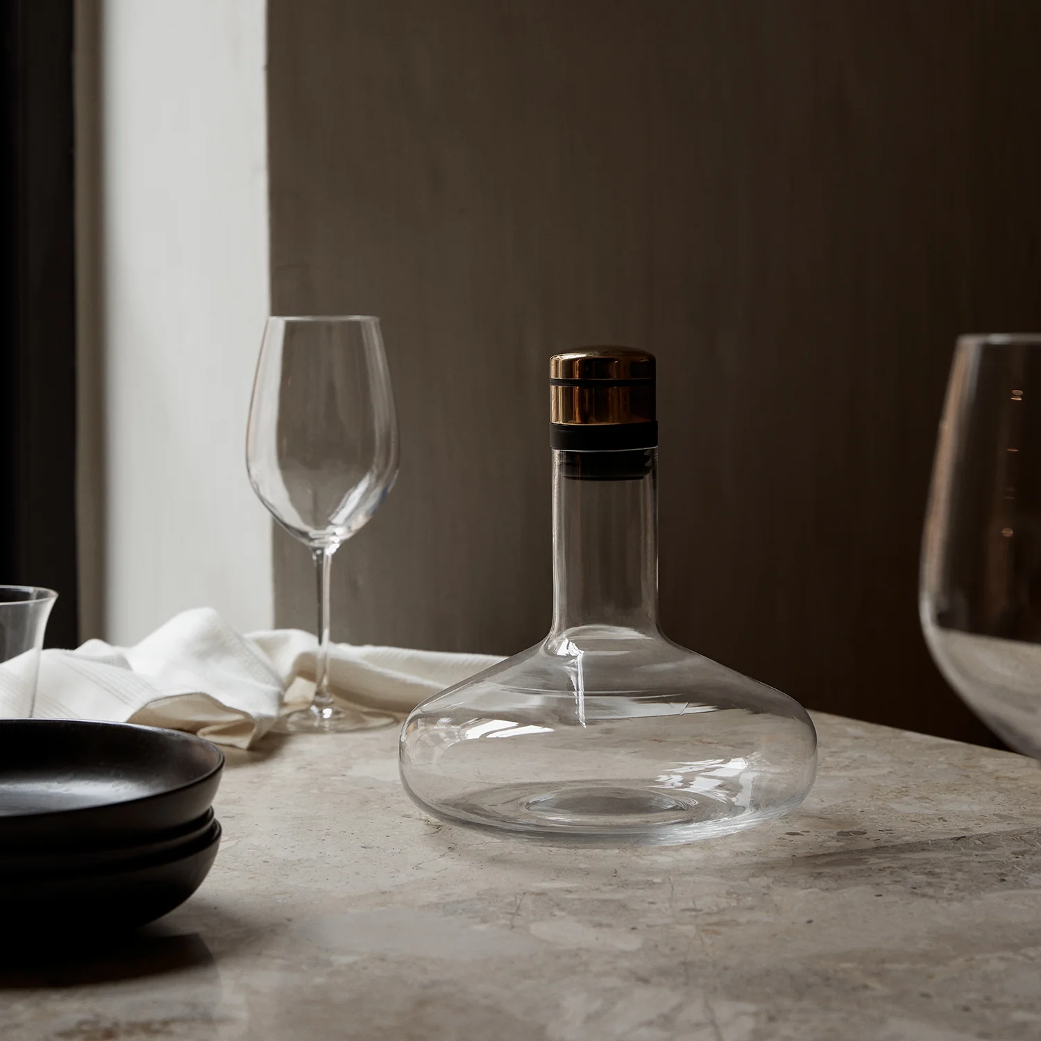 audo copenhagen (menu) | wine breather carafe deluxe | clear + brass - Image 3