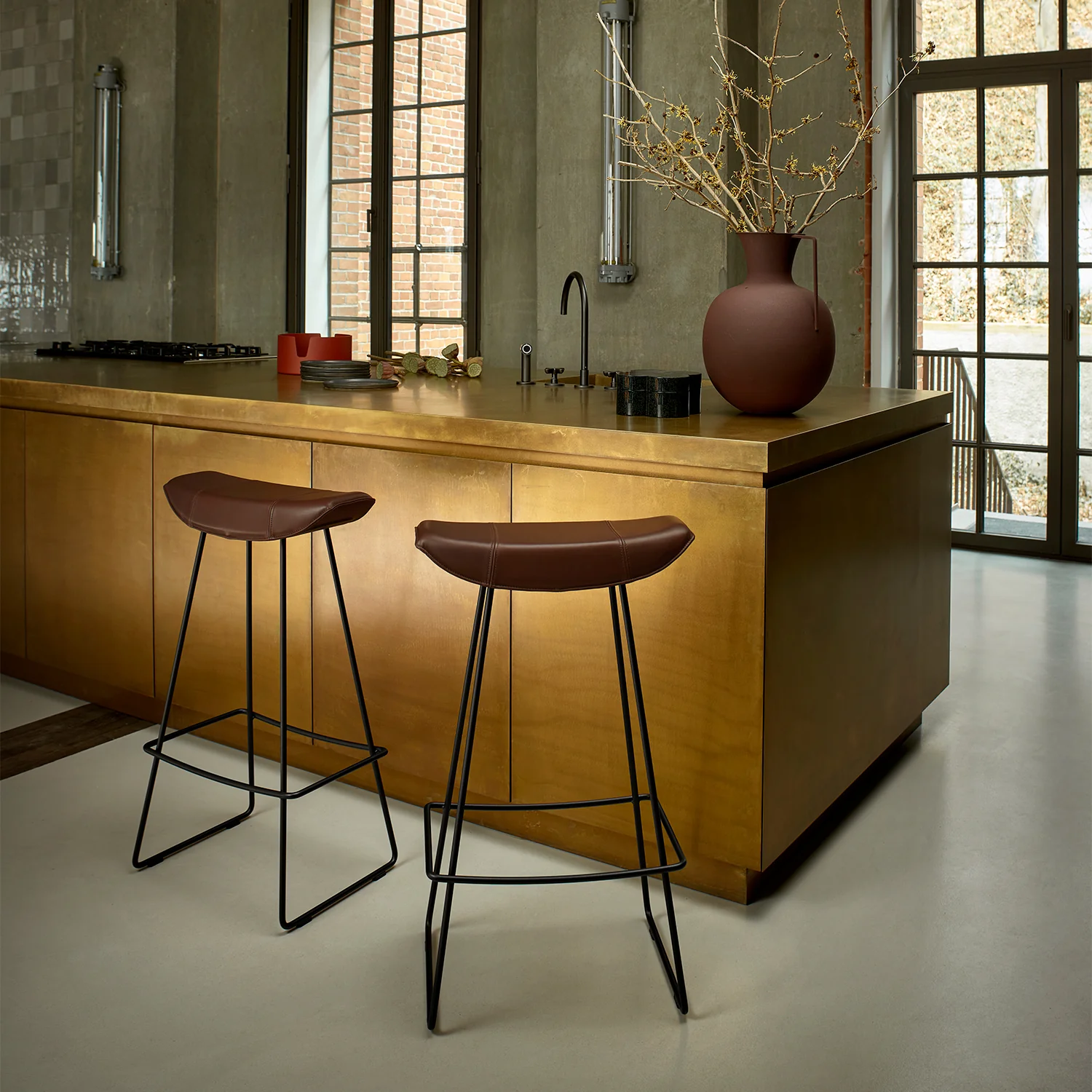 freifrau | kya kitchen stool 63cm | cairo ebony (black) leather + black wire frame - Image 4