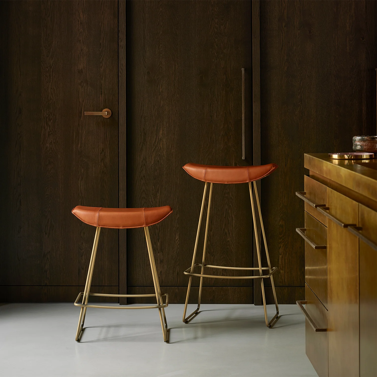 freifrau | kya kitchen stool 63cm | cairo ebony (black) leather + black wire frame - Image 2