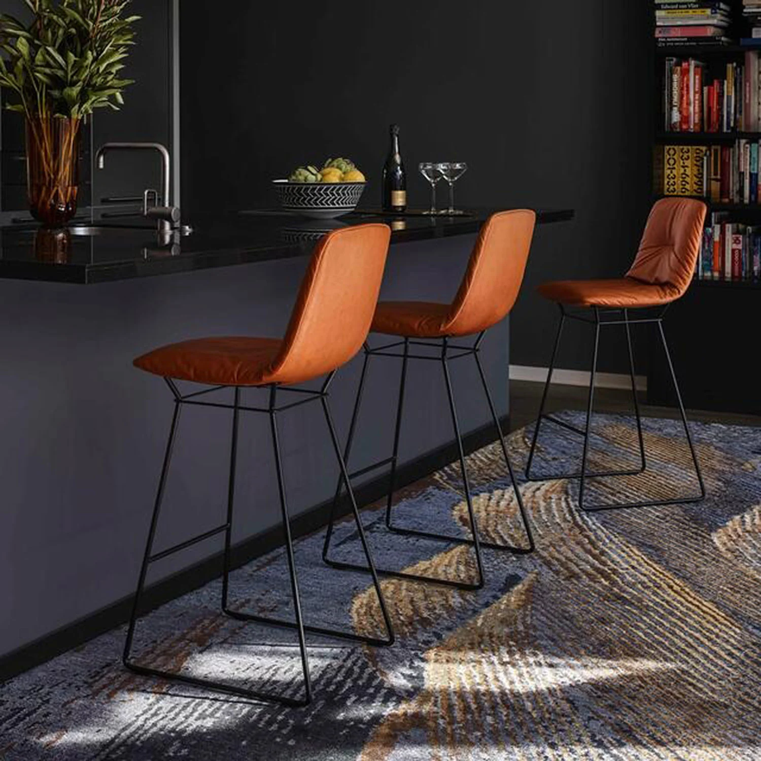 freifrau | leya high back kitchen stool 65cm | cairo cognac leather + black wire frame - Image 2