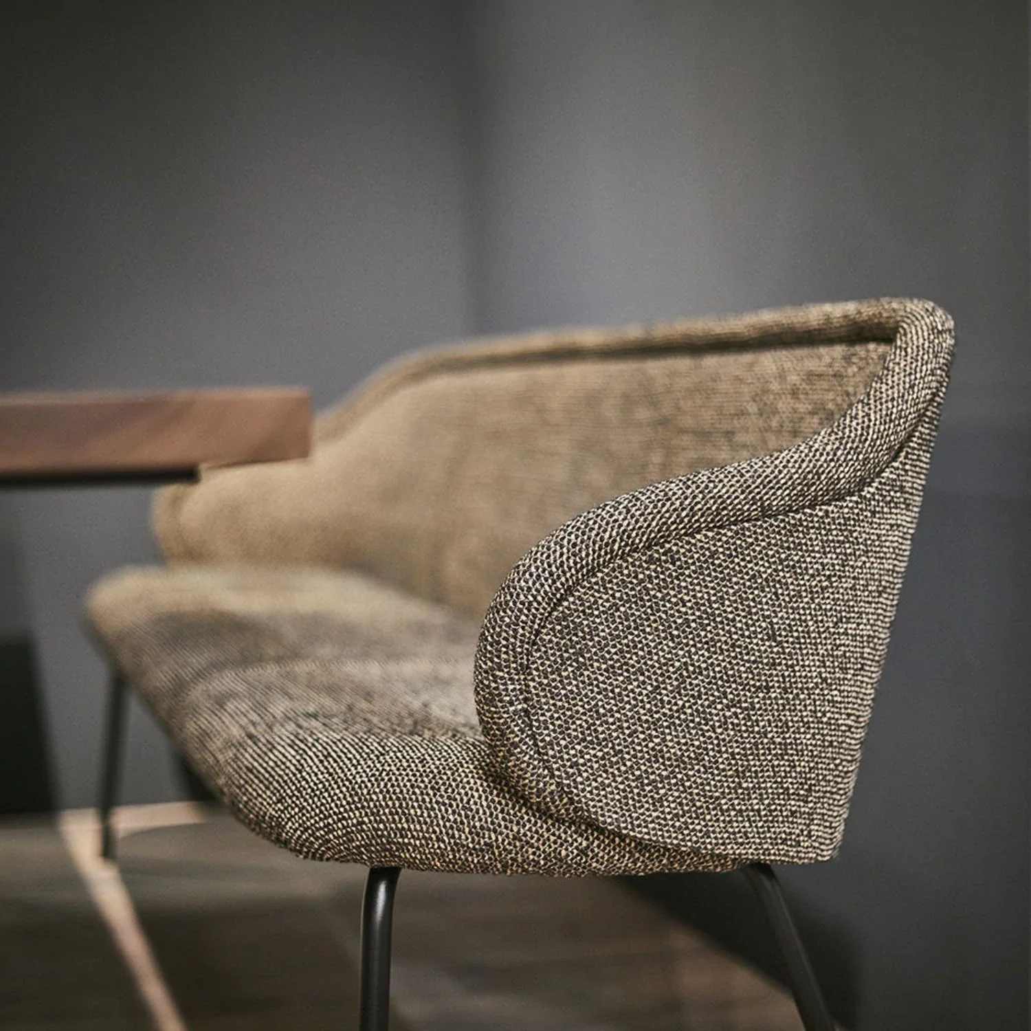 freifrau | ona curve bench 140cm | steel frame | safire 0001 - EX DISPLAY - Image 14
