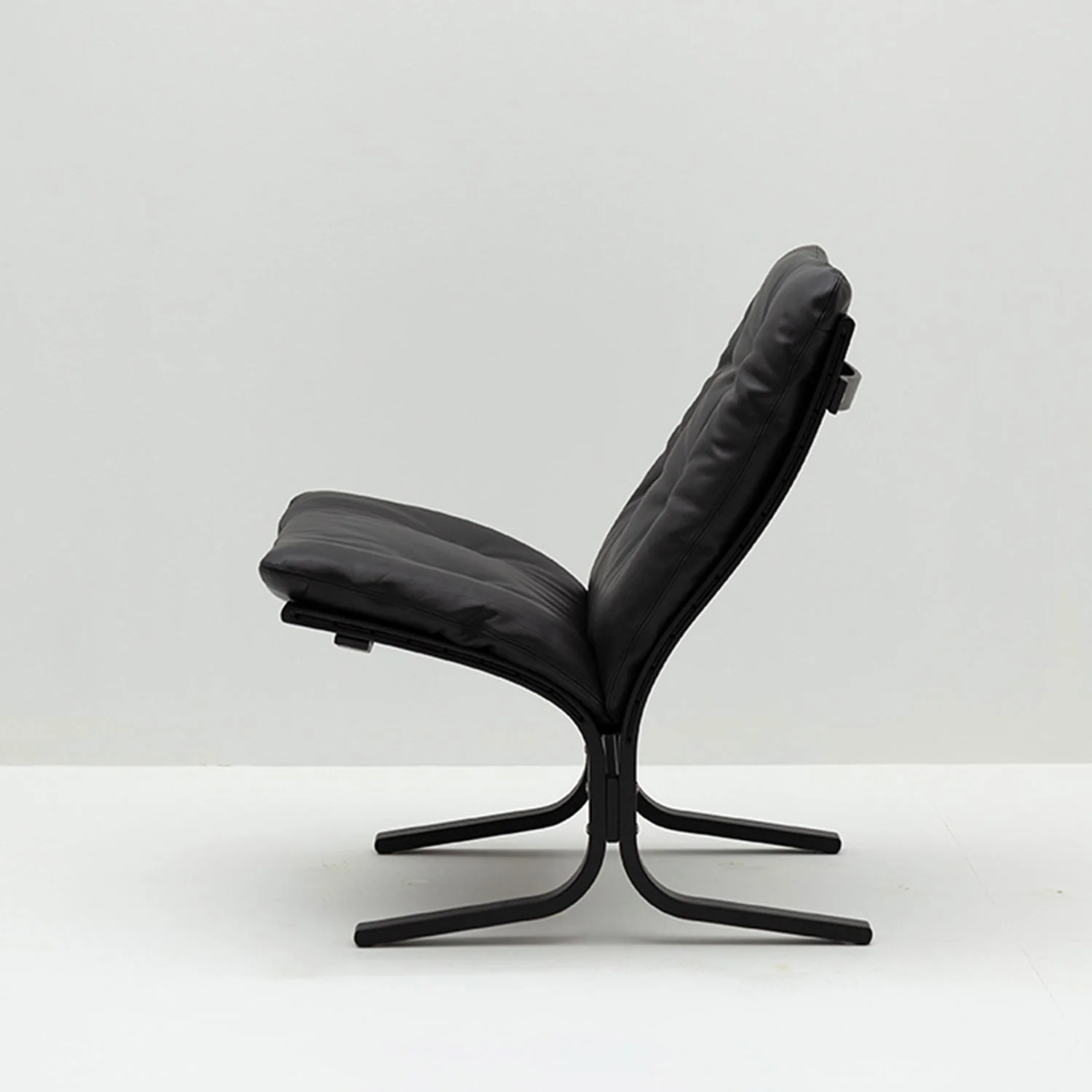 hjelle | siesta classic 302 chair | low back | black oak + hemsen HA19 leather - Image 2