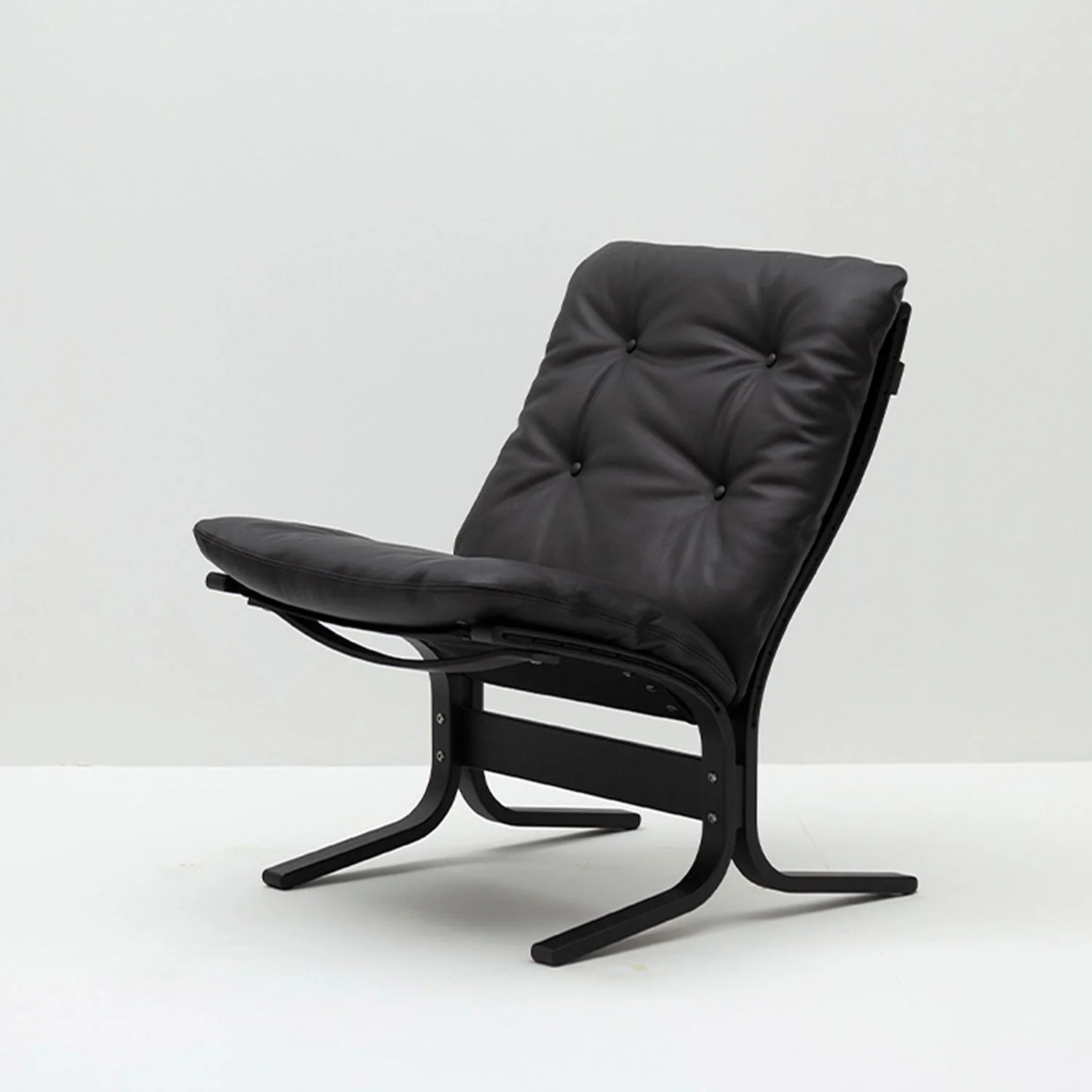 hjelle | siesta classic 302 chair | low back | black oak + hemsen HA19 leather - Image 4
