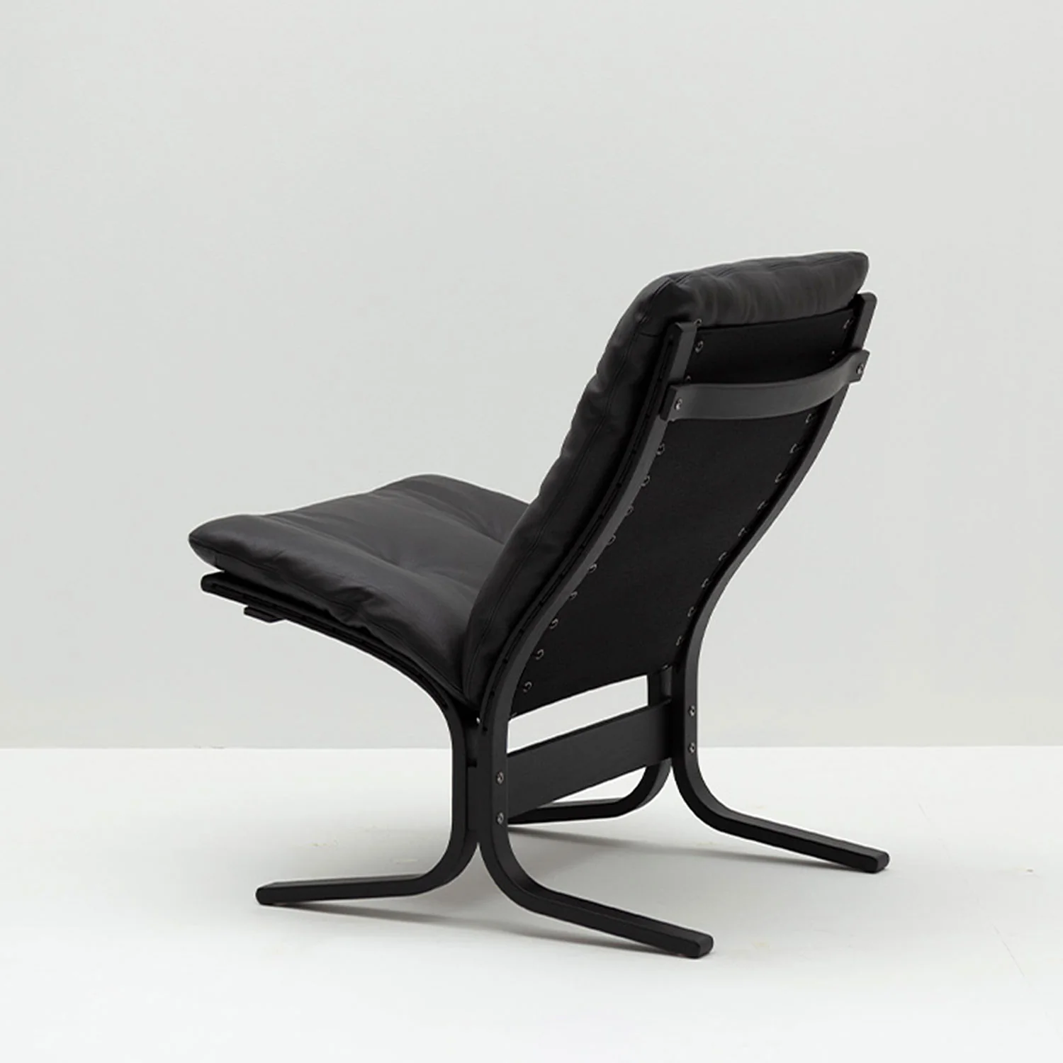 hjelle | siesta classic 302 chair | low back | black oak + hemsen HA19 leather - Image 5