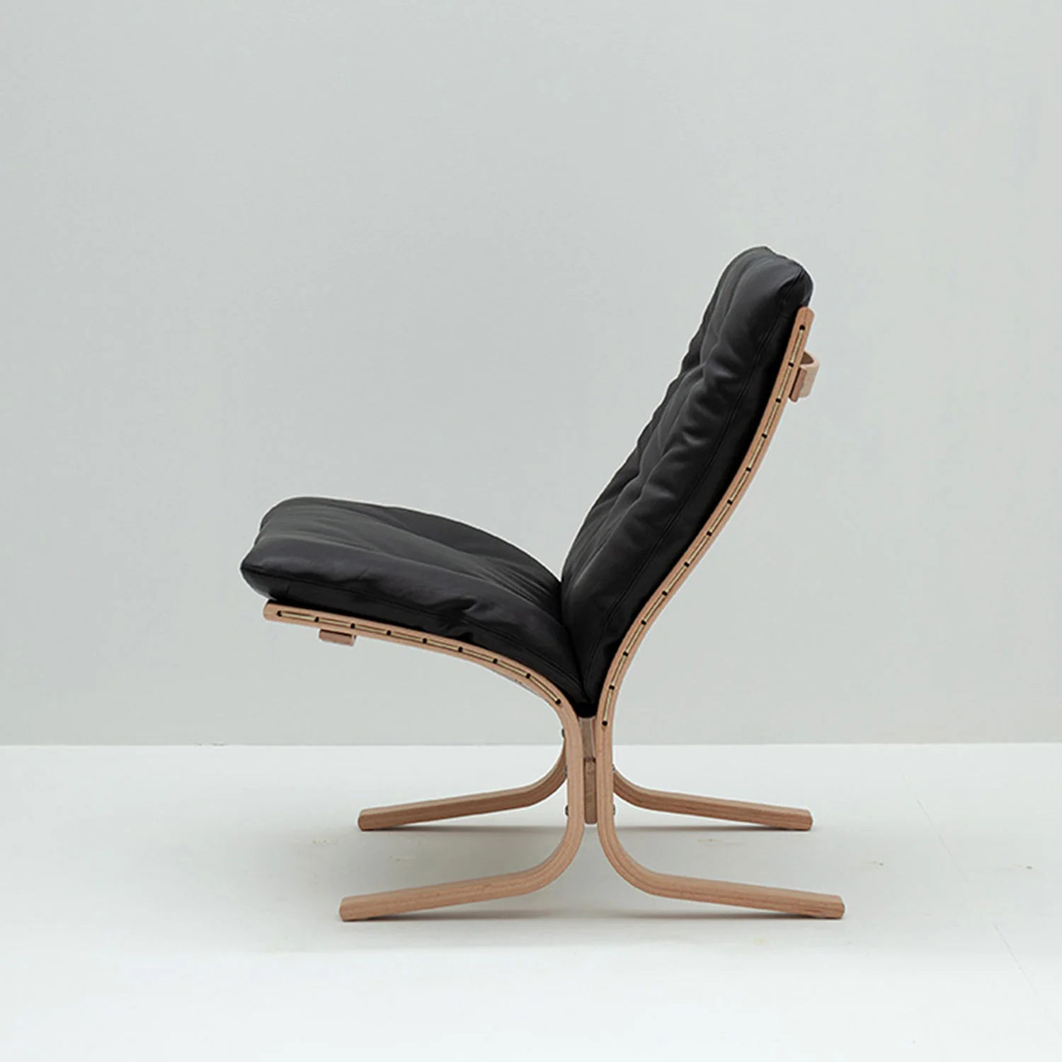 hjelle | siesta classic 302 chair | low back | oak + hemsen HA19 leather - Image 5