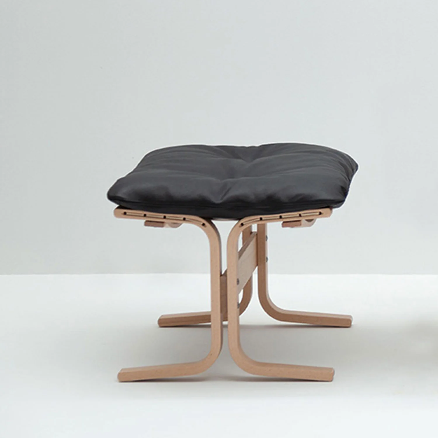 hjelle | siesta classic 304 footstool | oak + hemsen HA19 leather - Image 4