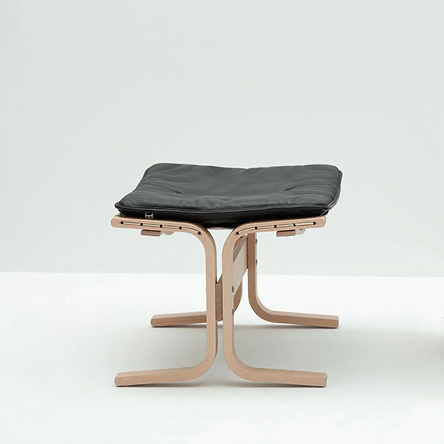 hjelle | siesta fiora 309 footstool | oak + hemsen HA19 leather - Image 6