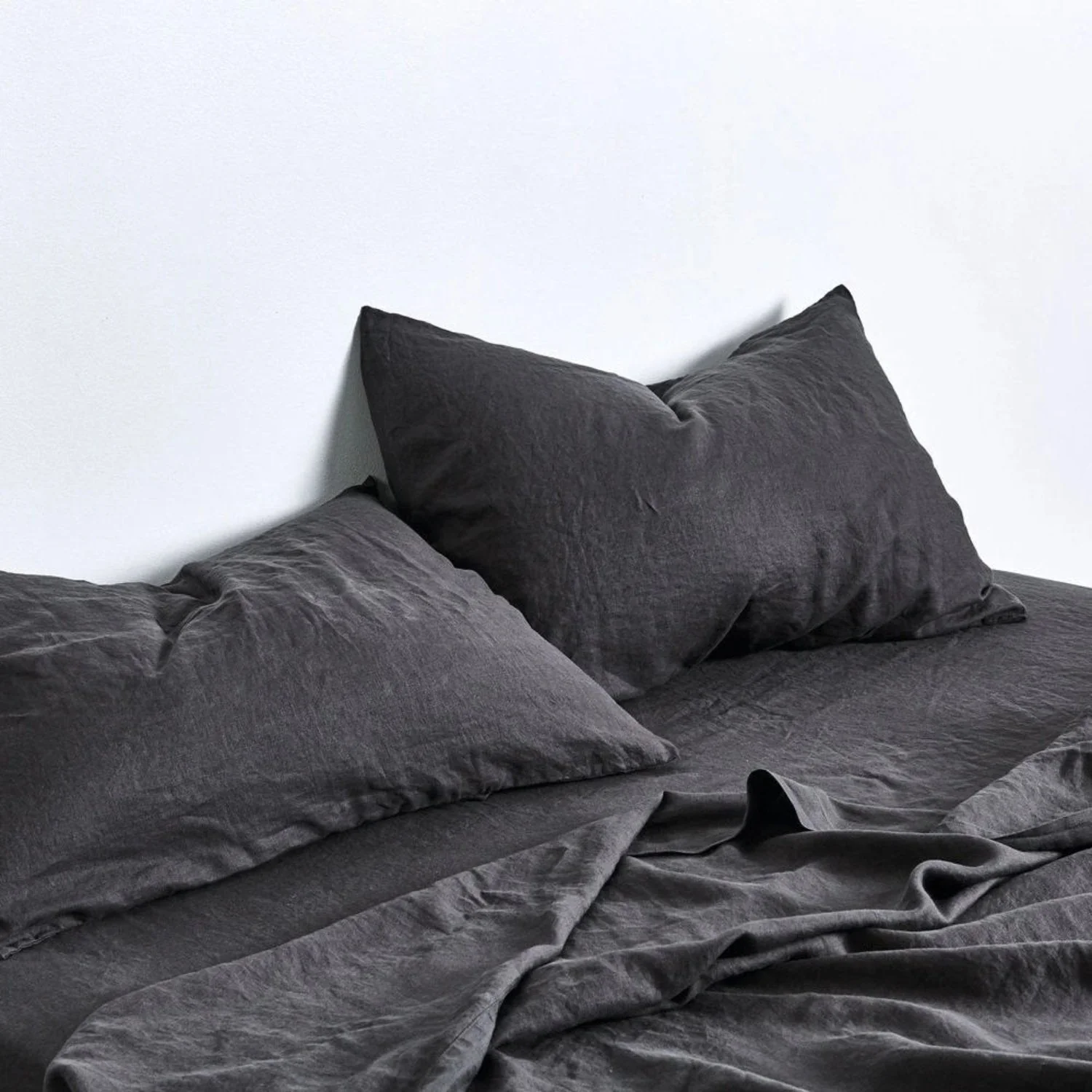 in bed | linen flat sheet | queen | kohl - LC - Image 2