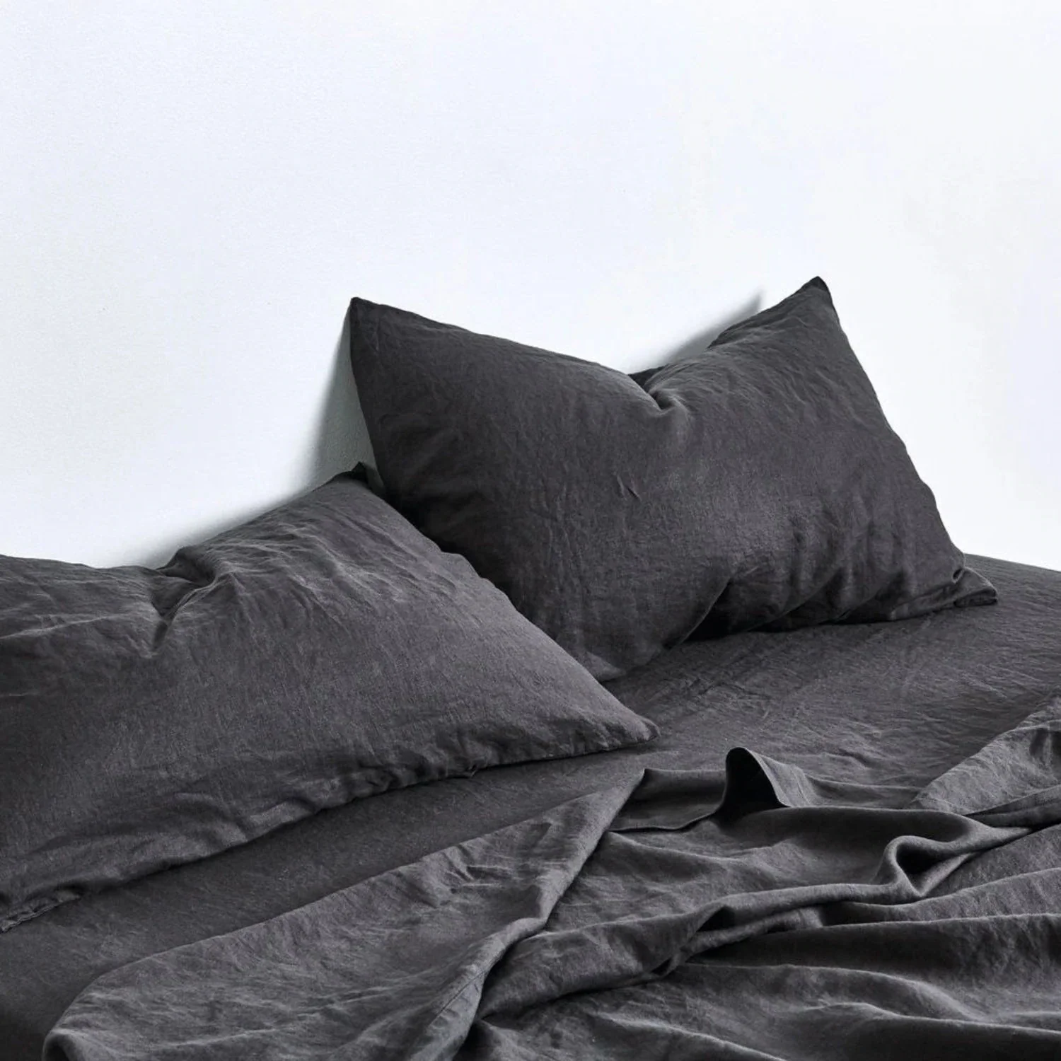 in bed | linen flat sheet | queen | kohl - LC - Image 6