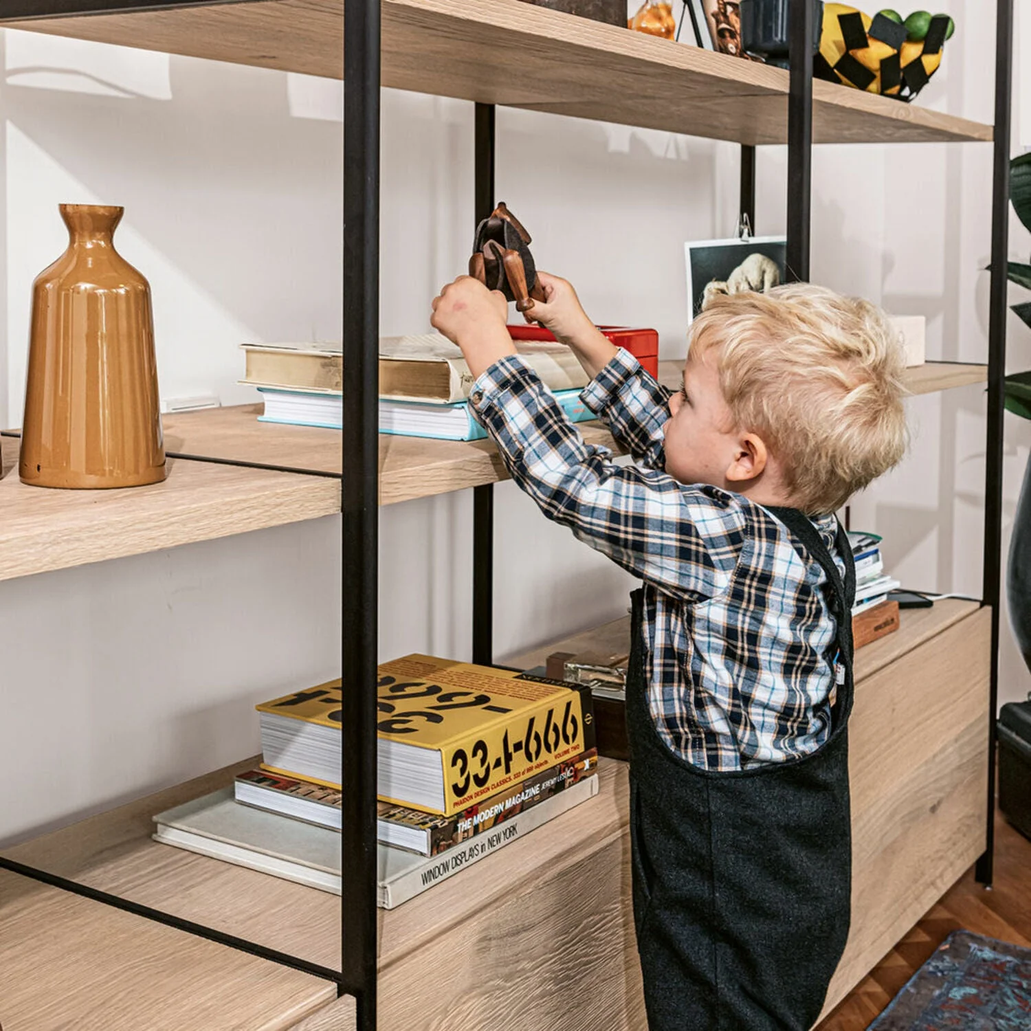 janua | bc 06 room 68 shelving system | 5x5 grid oak + black - Image 5