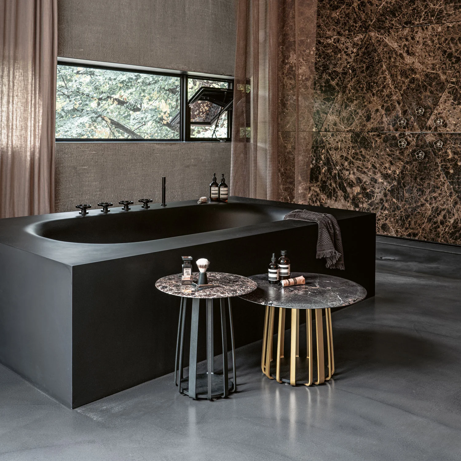 janua | bc 09 basket coffee table round | infinity stone + brass base - Image 2