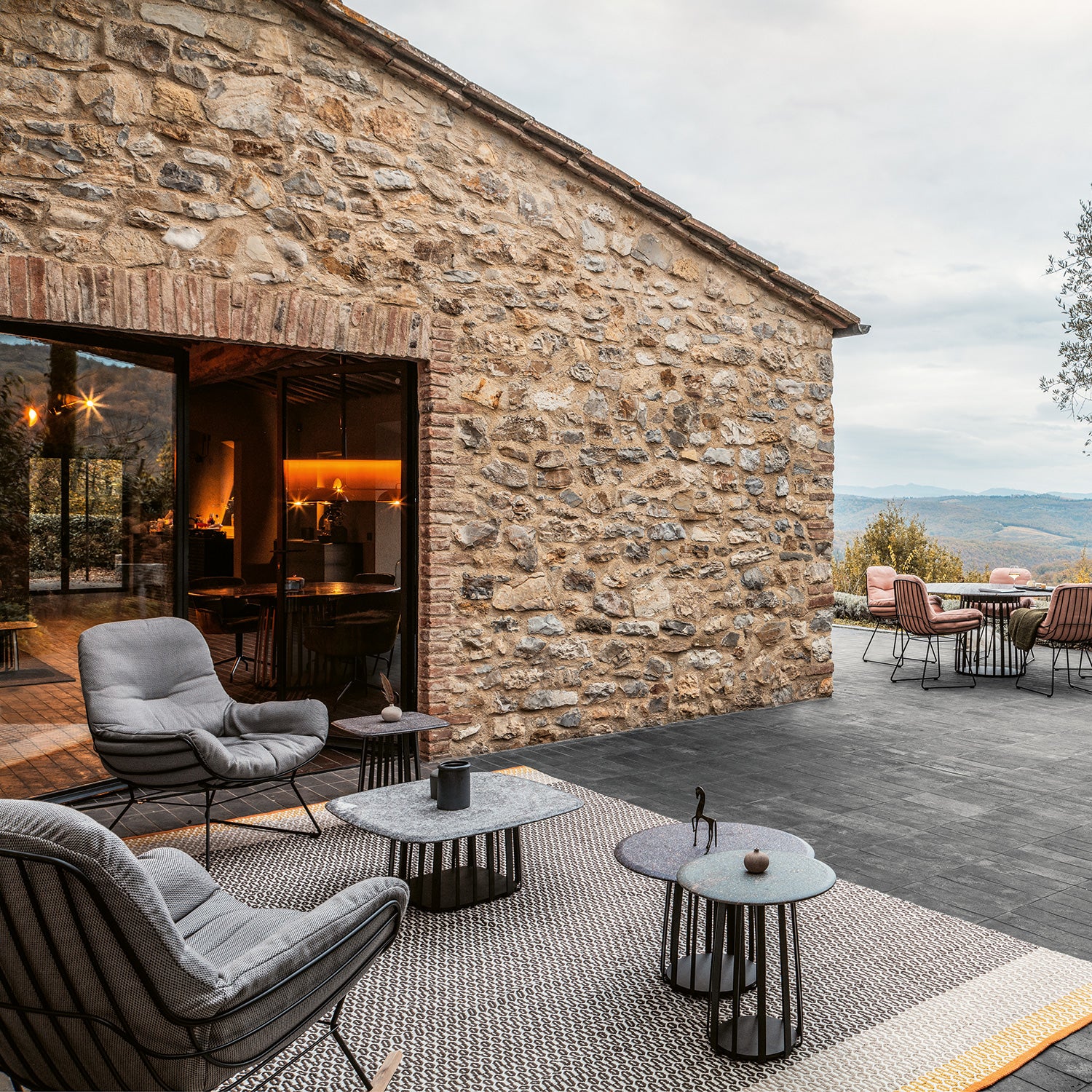 janua | bc 09 basket outdoor coffee table | alps glitter stone + black base - Image 2