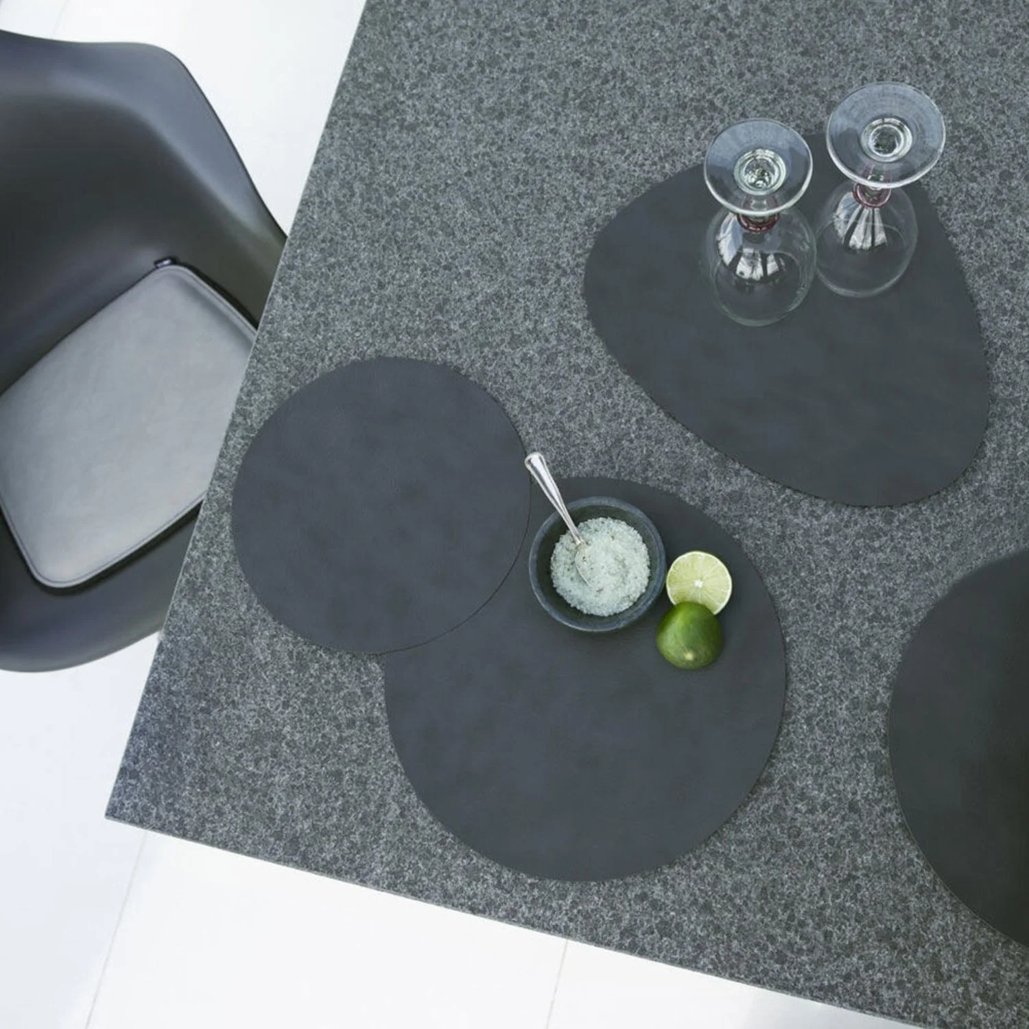 lind dna | table mat | circle medium | nupo anthracite - Image 2
