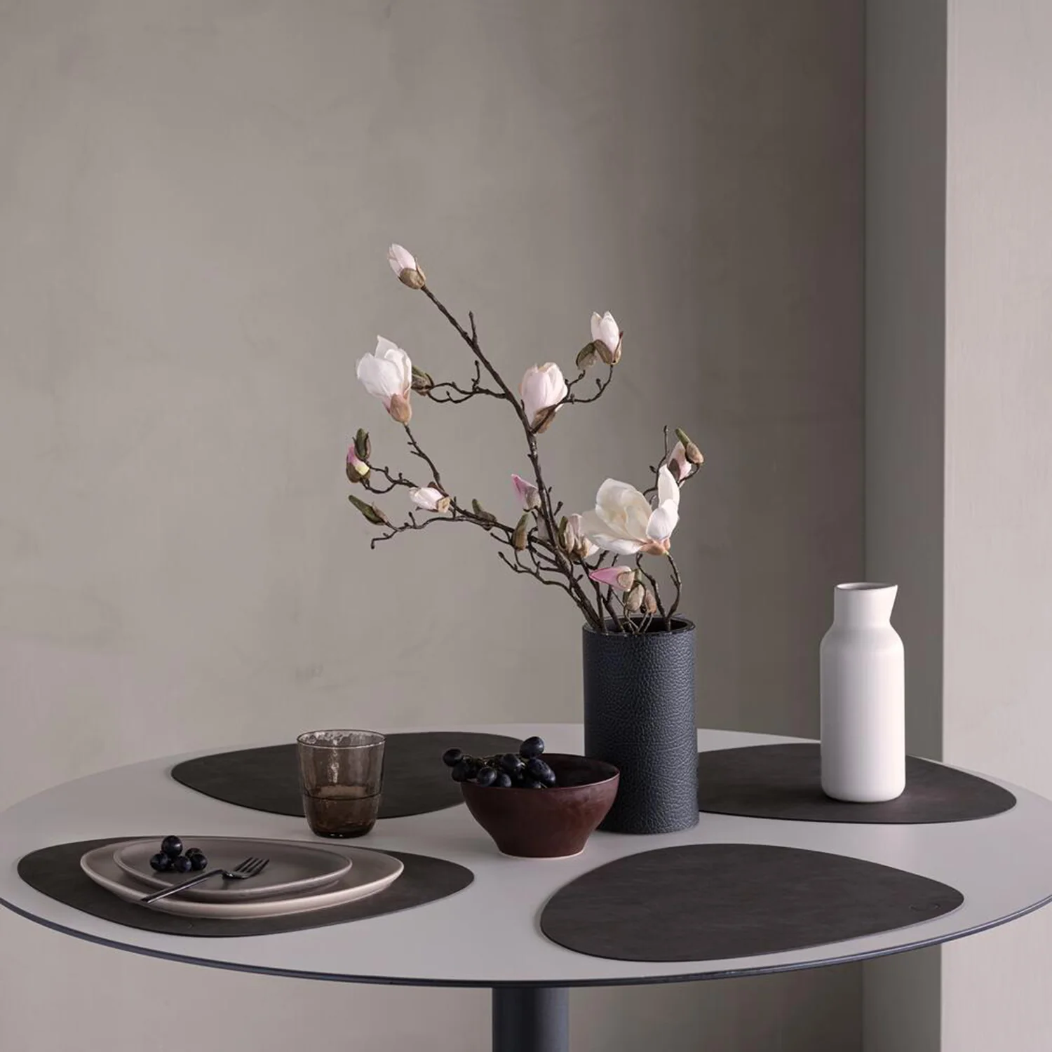 lind dna | table mat | curve large | nupo black - Image 2