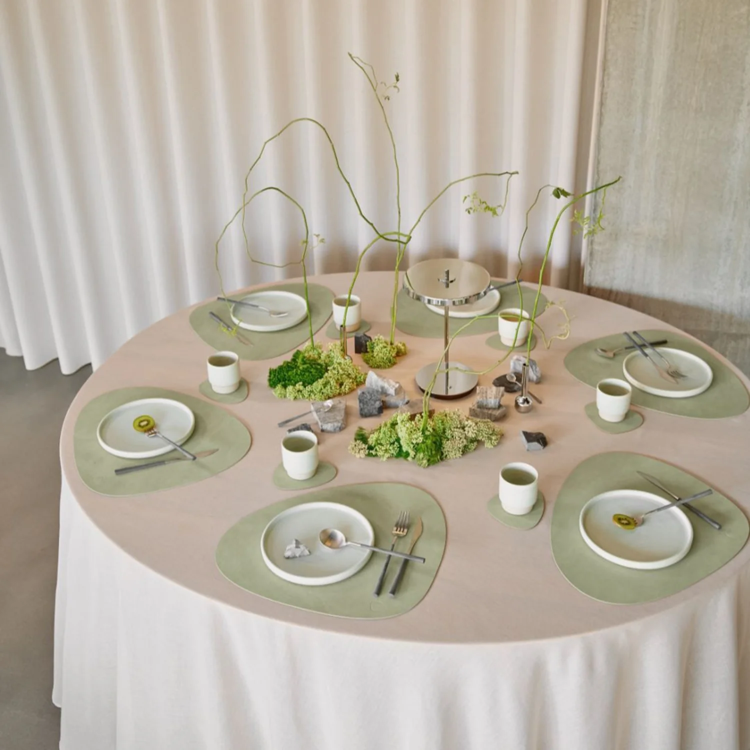 lind dna | table mat | curve large | nupo olive green - Image 13
