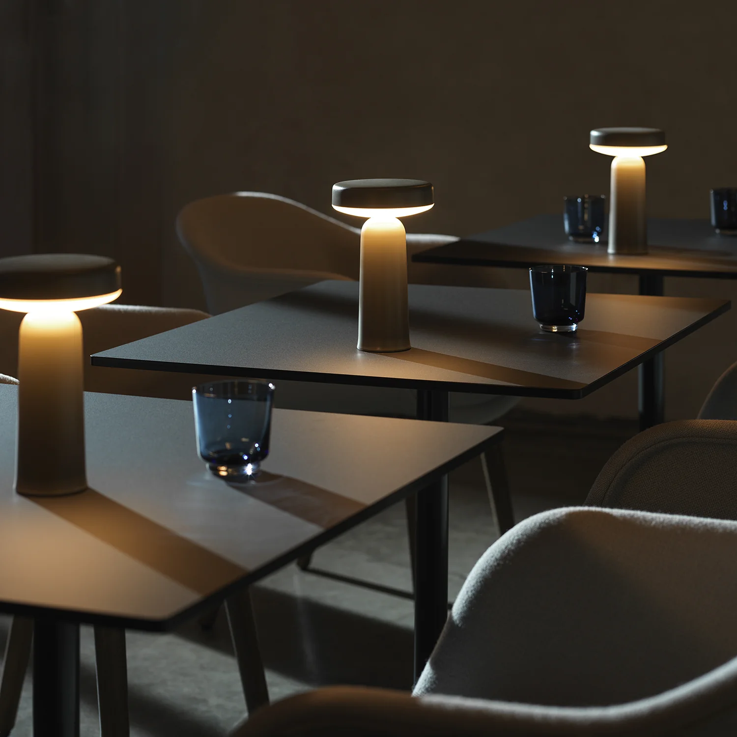 muuto | ease portable lamp | taupe - Image 4