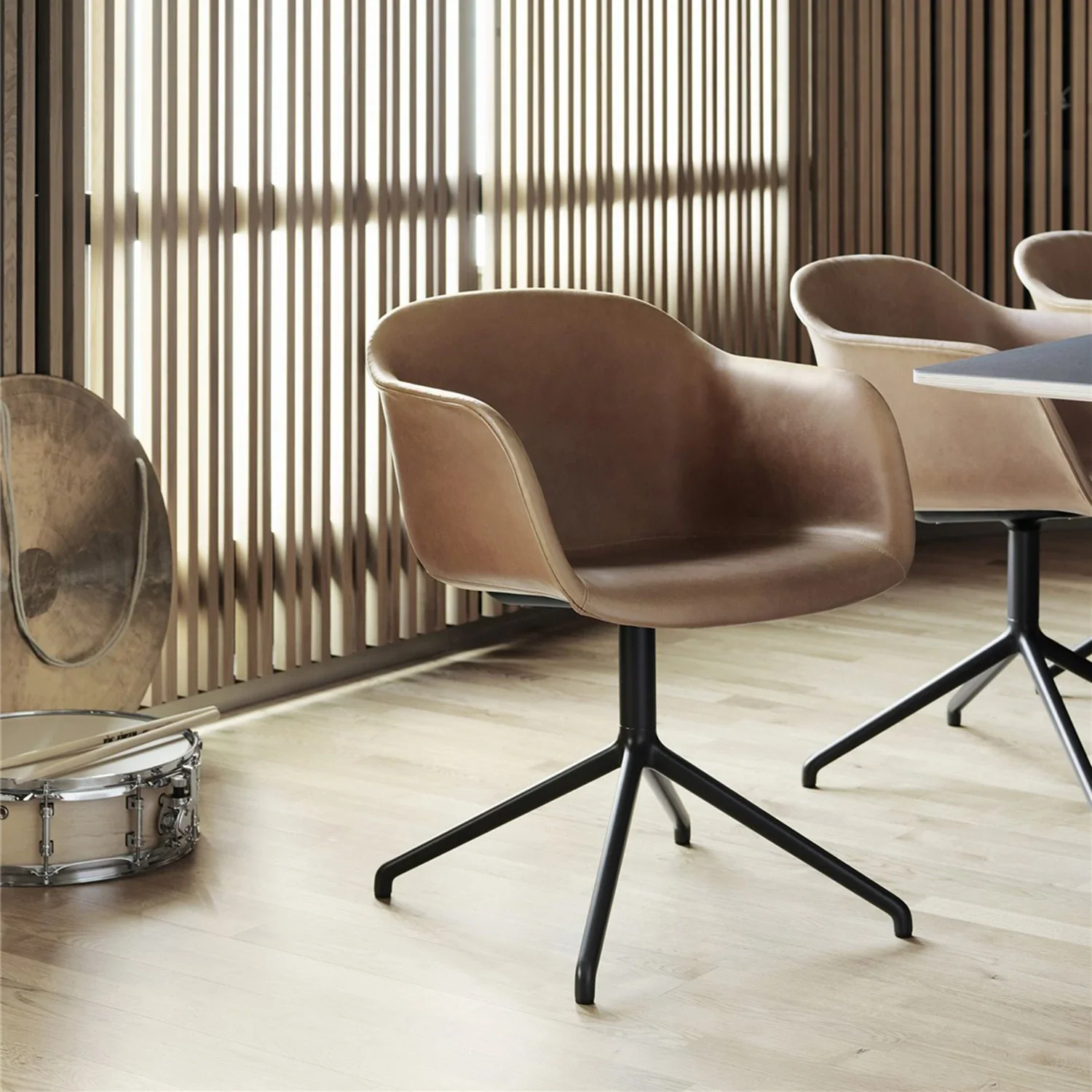 muuto | fiber armchair | swivel base | cognac refine leather + anthracite black - Image 3