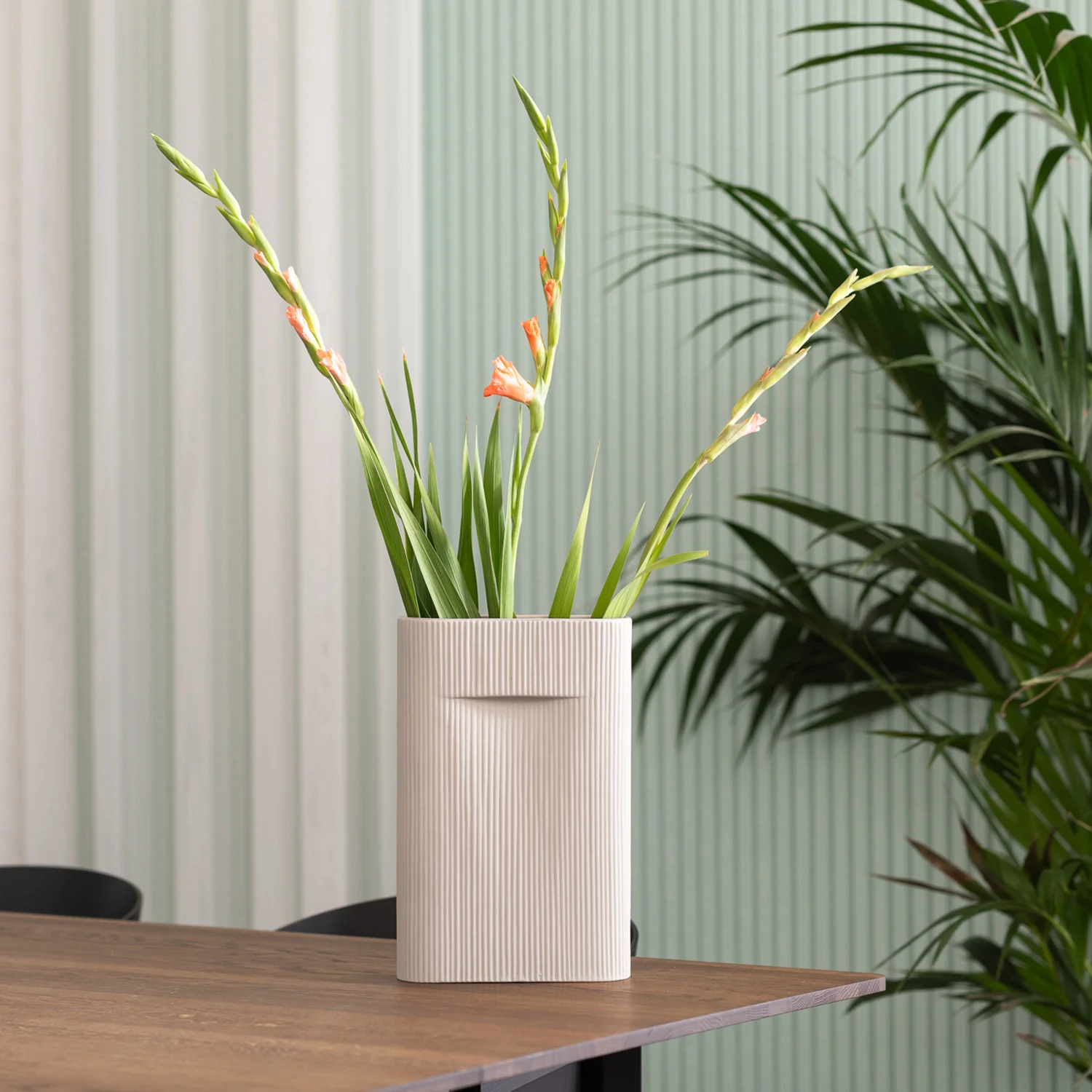 muuto | ridge vase | beige 35cm - DC - Image 2