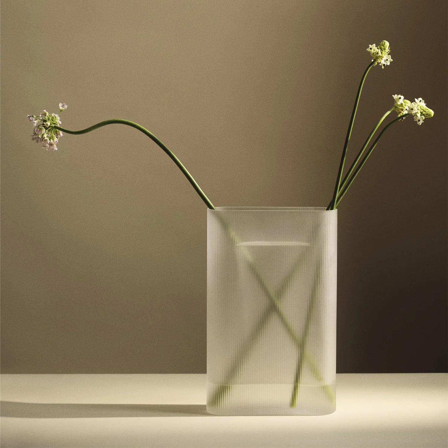 muuto | ridge vase | white 48.5cm - Image 2