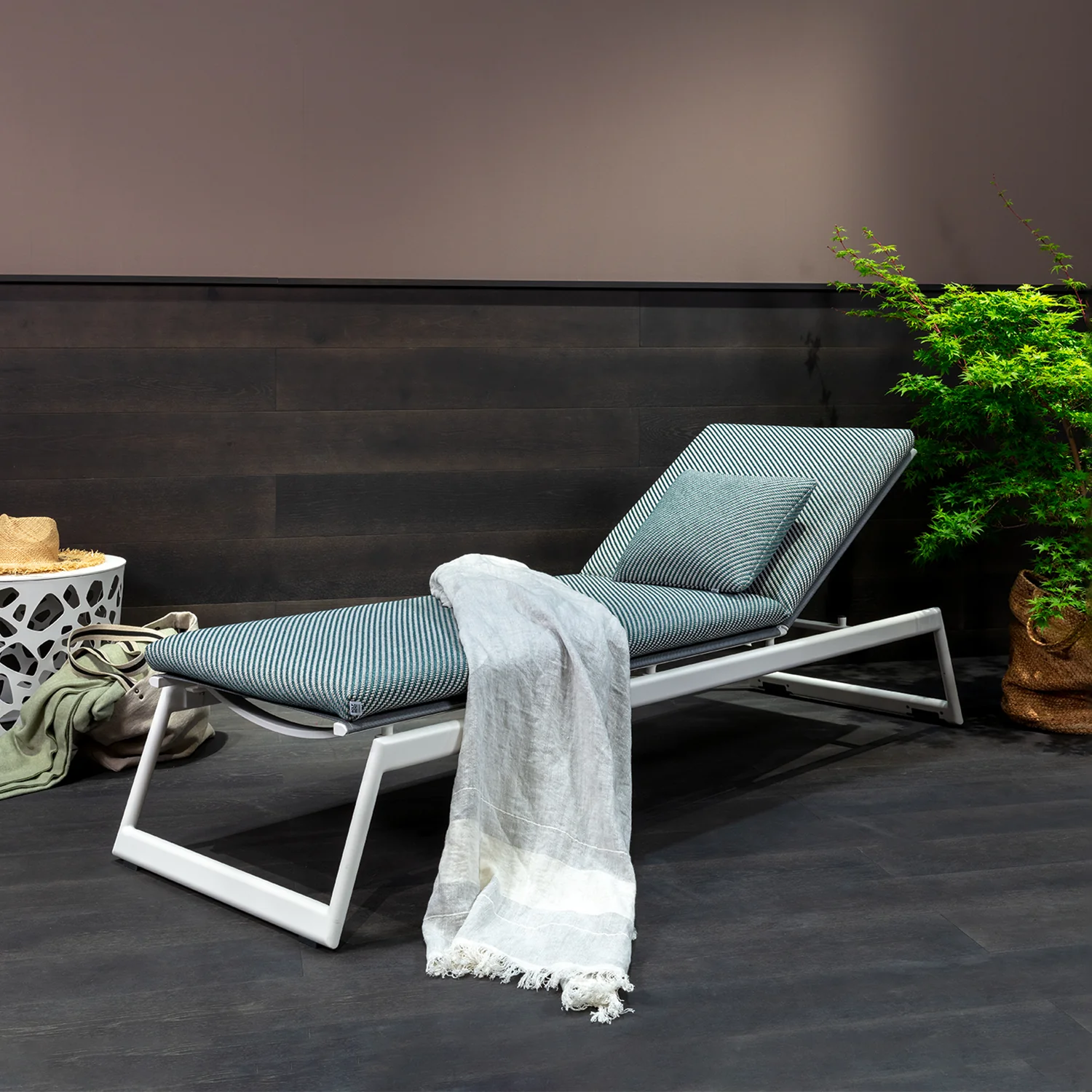rolf benz | yoko outdoor sun lounger | anthracite - Image 3