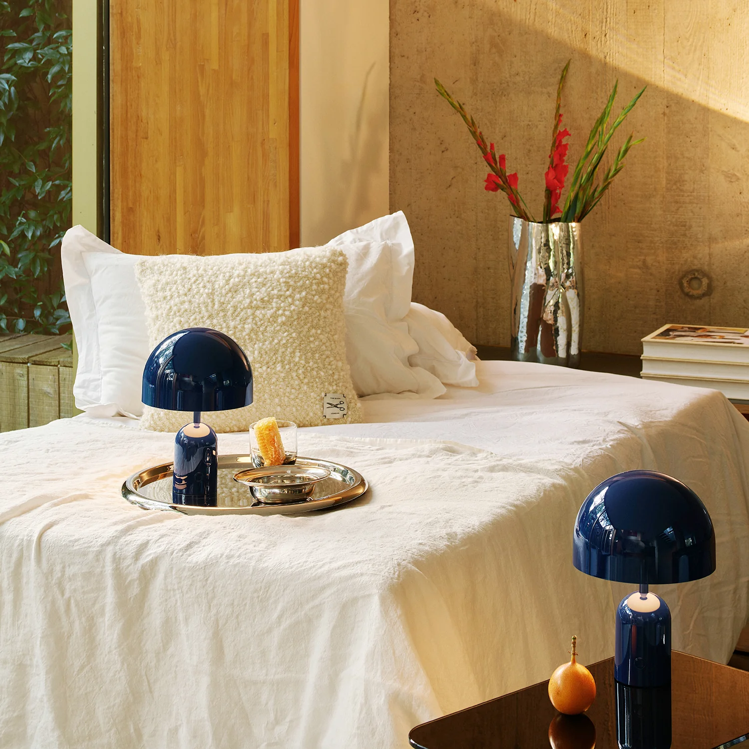 tom dixon | bell portable lamp | indigo - LC - Image 5