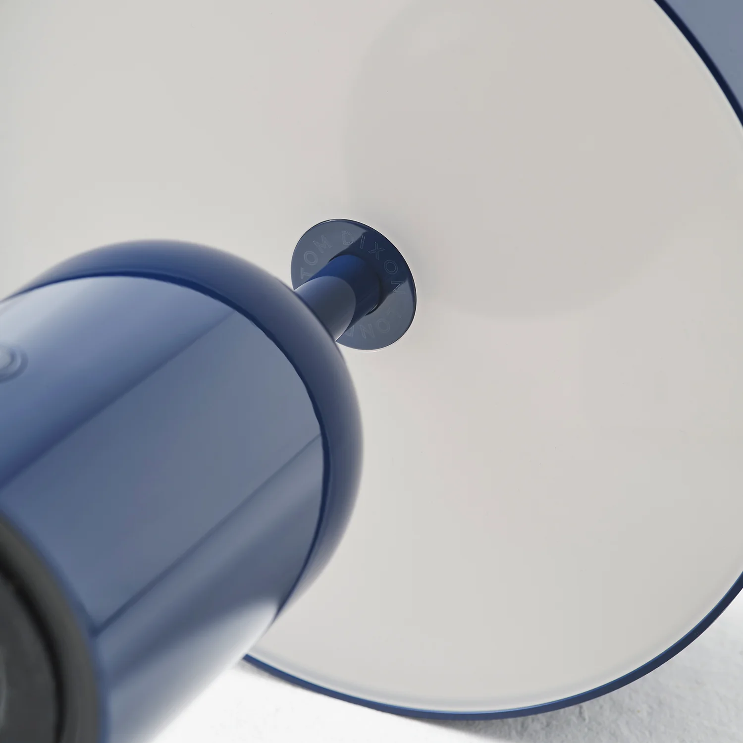 tom dixon | bell portable lamp | indigo - LC - Image 6