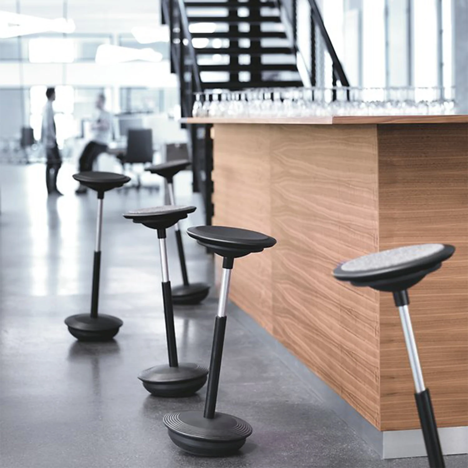 wilkhahn | stitz 201/01 sitting + standing stool | cork seat - Image 4