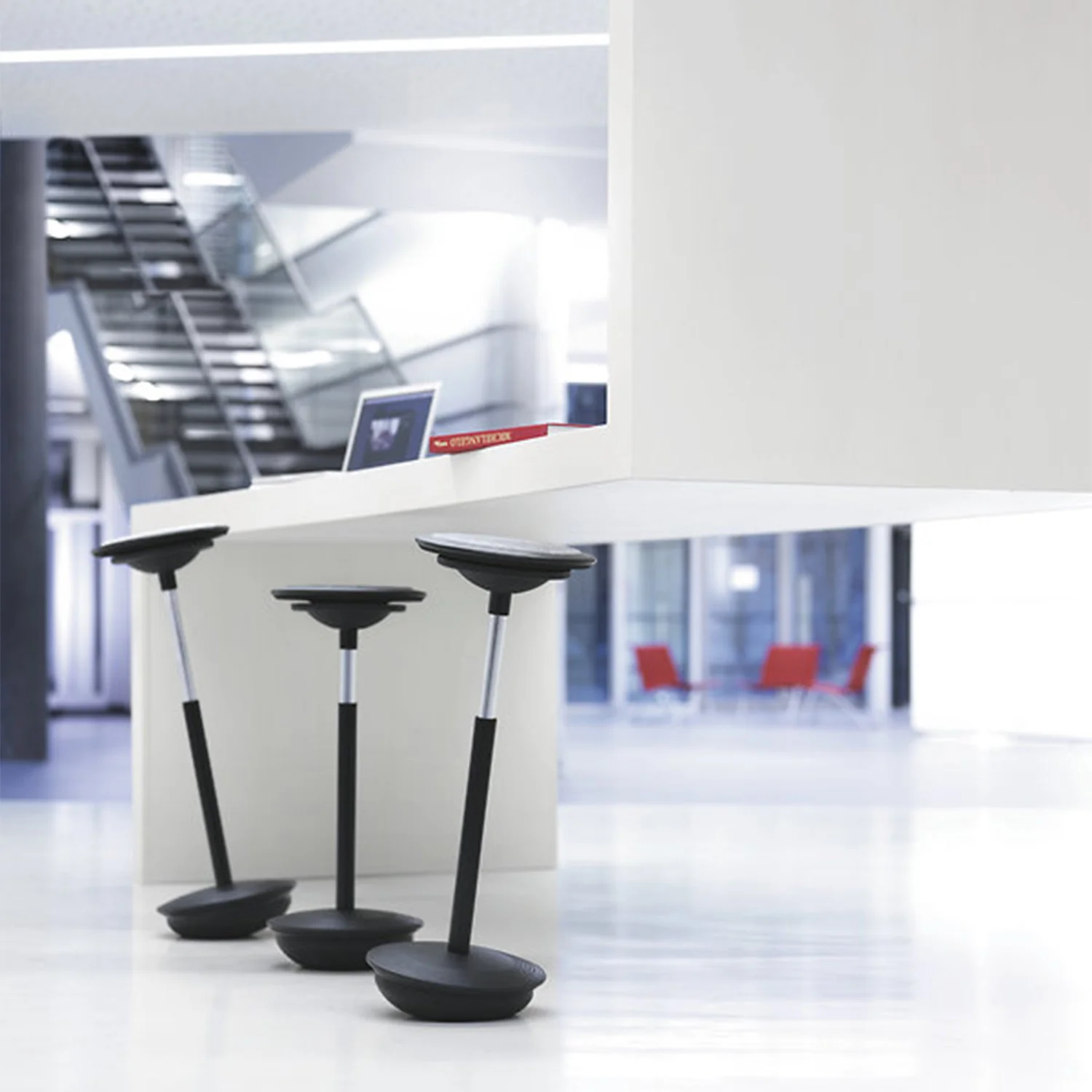 wilkhahn | stitz 201/01 sitting + standing stool | cork seat - Image 7