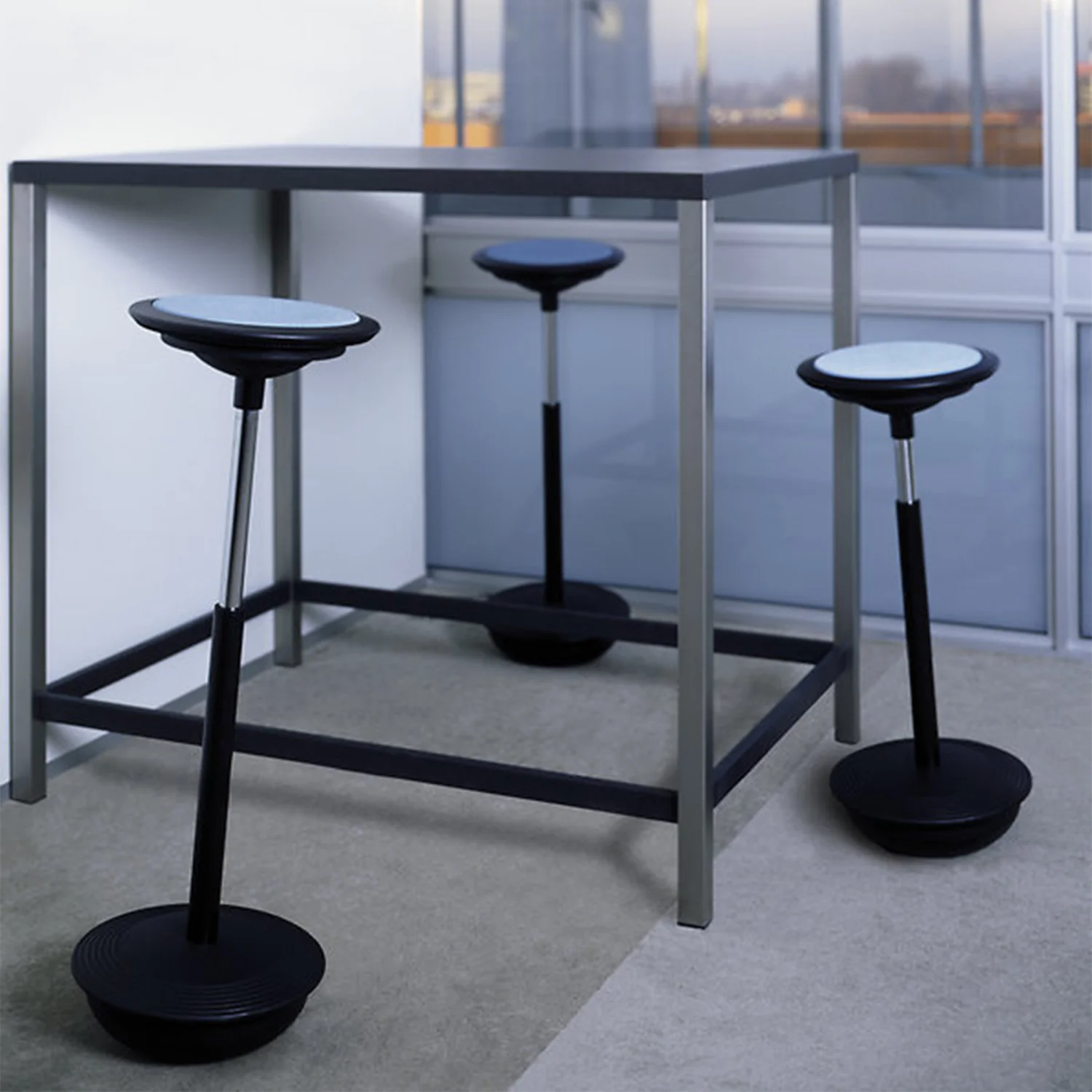 wilkhahn | stitz 201/01 sitting + standing stool | cork seat - Image 8