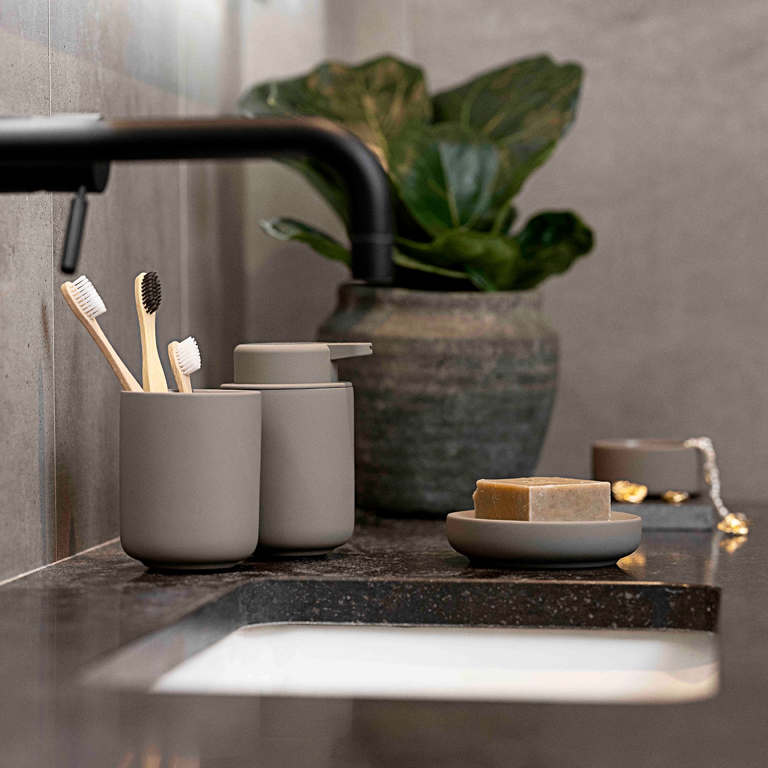 zone denmark | ume toothbrush mug | taupe - Image 2